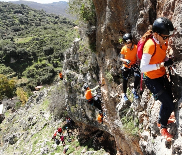 Grupo de amigos atravesando la ferrata